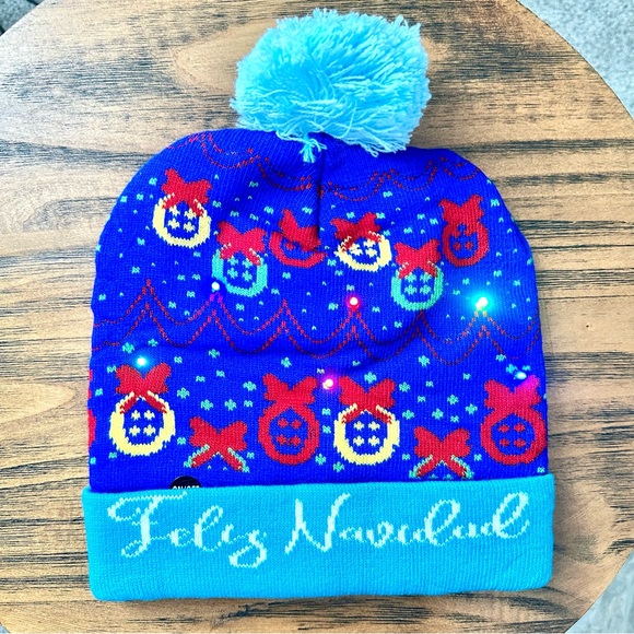 New LED Christmas Winter Beanie With Pom Pom And 3 Flashing Modes - Picture 4 of 6